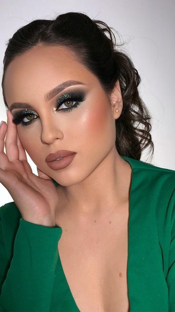 Soft Emerald Green Makeup, Green Dress Makeup Ideas Wedding, Green Look Makeup, Makeup For Green Dress Brown Eyes, Makeup For Olive Green Dress, Green Dress Makeup Look, Emerald Green Eyeshadow Looks, Emerald Green Dress Makeup Ideas, Makeup Looks For Green Dress