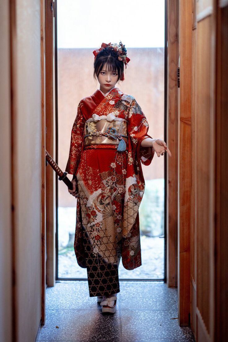 Japan Traditional Dress, Kimono Poses Reference, Japanese Clothing Traditional, Japanese Traditional Outfit, Woman Snowboarding, Traditional Japanese Outfit, Samurai History, Traditional Japanese Clothing, Japanese Martial Arts