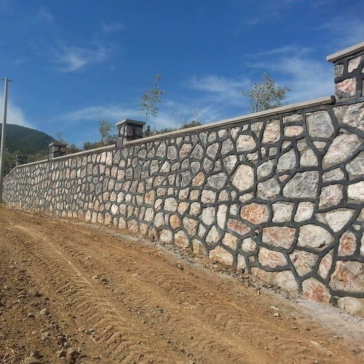 there is a stone wall that looks like it has been built into the ground