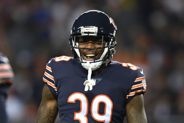 chicago bears running back to the sidelines during a game