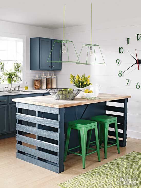 Kitchen islands are a great way to add seating. Take a peek at these expert tips for incorporating and installing a new DIY island in your kitchen. Get your design, preparation and installation questions answered here. Pallet Kitchen Island, Pallet Kitchen, Koti Diy, Building A Kitchen, Diy Kitchen Island, Trendy Kitchen, Decor Minimalist, Kitchen Design Small, Pallet Furniture