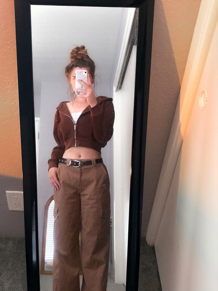 brown cargos 
white tank top
brown zip up jacket
hollister 
shein
yesstyle 
outfit Brown Tank Top Outfit, Brown Cargos, Brown Jacket Outfit, Black Boot Outfits, Outfit Petite, Cargo Outfit, Baggy Tops, Tan Shirt, Brown Zip Ups