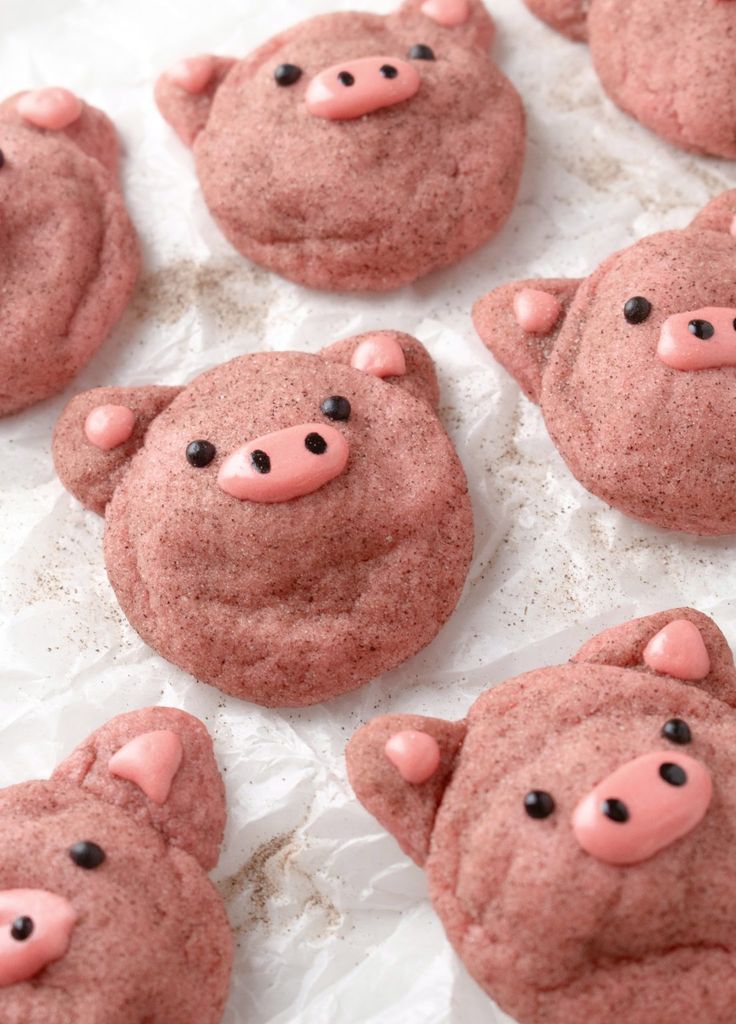 there are many cookies shaped like pigs on the table