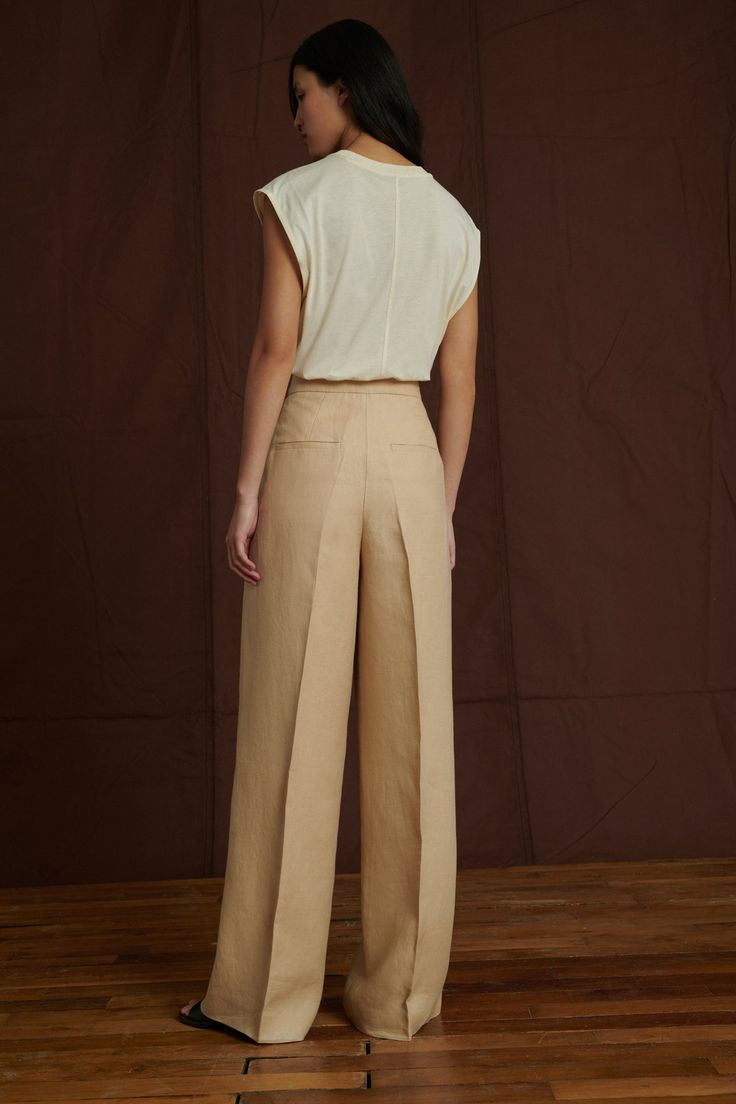 Vanilla wide-leg, flared linen twill trousers - Trousers with wide, flared legs and darts - Front buttoned and zipped fastening - Slant pockets on the front and welt pockets on the back - Sharp crease down the leg - Linen twill The model is 1m73 tall and wears a size 36. Denim Editorial, Twill Trousers, Cardigan Shirt, Moon Boots, Pantalon Large, Pleated Pants, Dress Trousers, Sweatshirt Dress, Jumpers And Cardigans