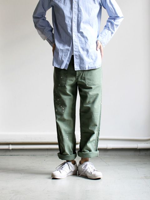 Khaki Pants Outfit, Japanese Mens Fashion, Fatigue Pants, Pants Outfit Men, Creative Services, Mens Fashion Inspiration, Mens Outfit Inspiration, Streetwear Men Outfits, Golf Fashion