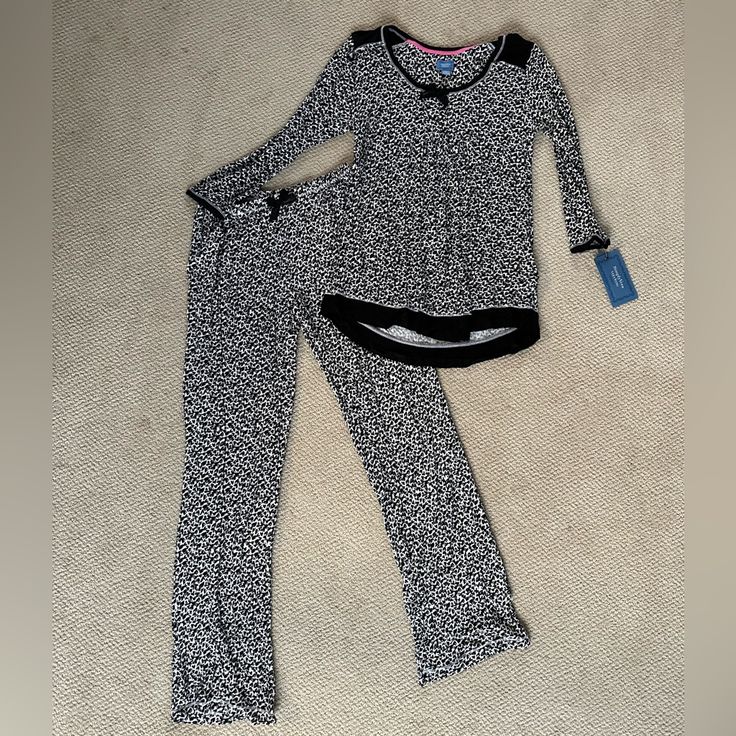 Super Soft Vera Wang Pajama Set. New With Tags. Size Xs. Casual Black Sleepwear For Sleepovers, Black Cotton Sleepwear For Spring, Black Tops For Pajama Party In Spring, Casual Black Bedtime Set, Spring Black Sleepwear For Lounging, Black Spring Sleepwear For Lounging, Black Sleepwear For Spring Lounging, Black Stretch Cotton Sleepwear, Black Relaxed Fit Bedtime Sets