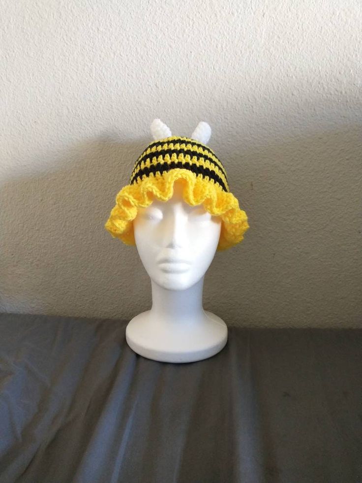 Hiiii this is a cute little bee hat! My sizing is for an average head, but of you need it smaller or bigger, just message me! Bee Headband Grasshopee, Crochet Bumble Bee, Bee Hat, From Santa, Bucket Hats, Bumble Bee, Caps Hats, Accessories Hats, Bee