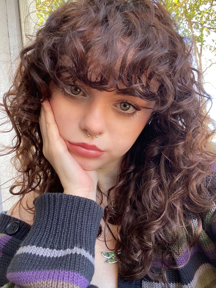 Grunge Haircut Curly, Curly Grunge Hair, Fairy Haircut, Curly Wolfcut, Grunge Haircut, White Eyeliner Makeup, Thick Bangs, Curly Haircut, Frizzy Curly Hair