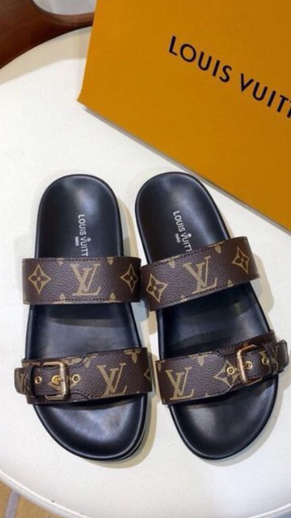 Τσάντες Louis Vuitton, Lv Slides, Louis Vuitton Shoes Sneakers, Nice Sandals, Fashion Shoes Sandals, Lv Shoes, Fresh Shoes, Hype Shoes, Girly Shoes