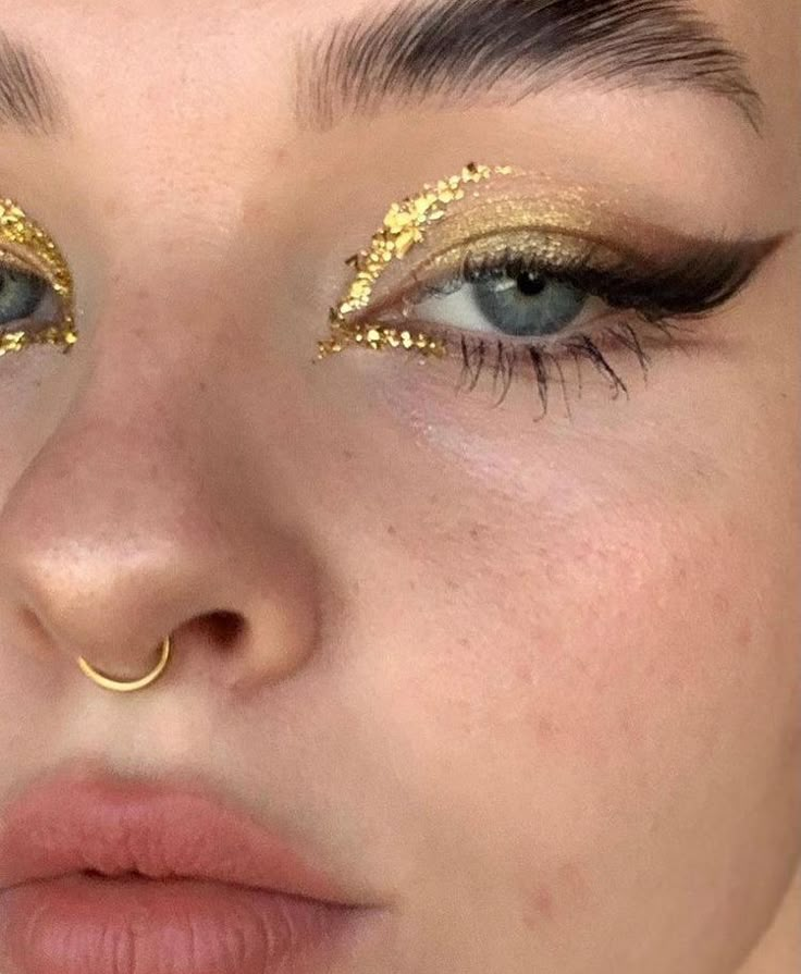 Golden Makeup, Make Up Gold, Smink Inspiration, Fairy Makeup, Gold Makeup, Festival Makeup, Make Up Inspo, Eye Makeup Art, Glitter Makeup