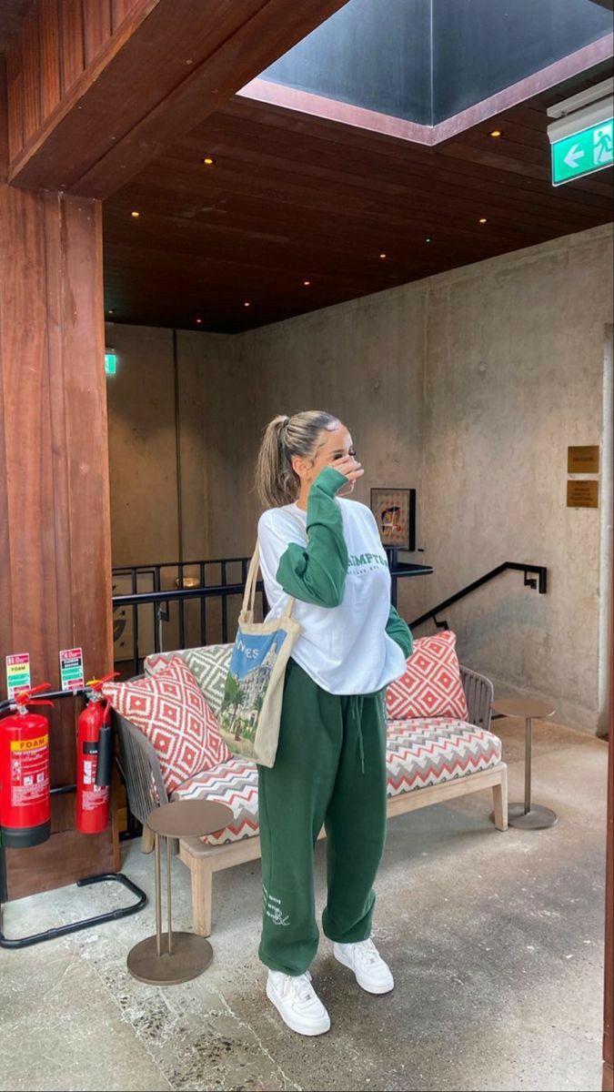 Green Tracksuit Outfit, Green Sweatpants Outfit, Green Joggers Outfit, Jogging Outfit Women, Sweats Outfit, Girl Sweatpants, Downtown Outfits, Sweatpants Style, Sweatpants Outfit