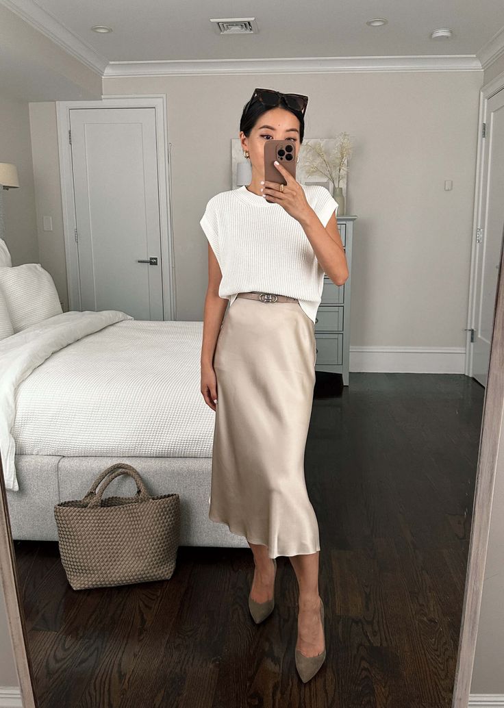 5 Fall Work Outfit Ideas, Petite Friendly Jackets Outfit Cream, Silk Skirt Outfit, Satin Skirt Outfit, Outfit Elegantes, Skirt Outfits Fall, Beige Skirt, Skandinavian Fashion, Chique Outfits, Rock Outfit