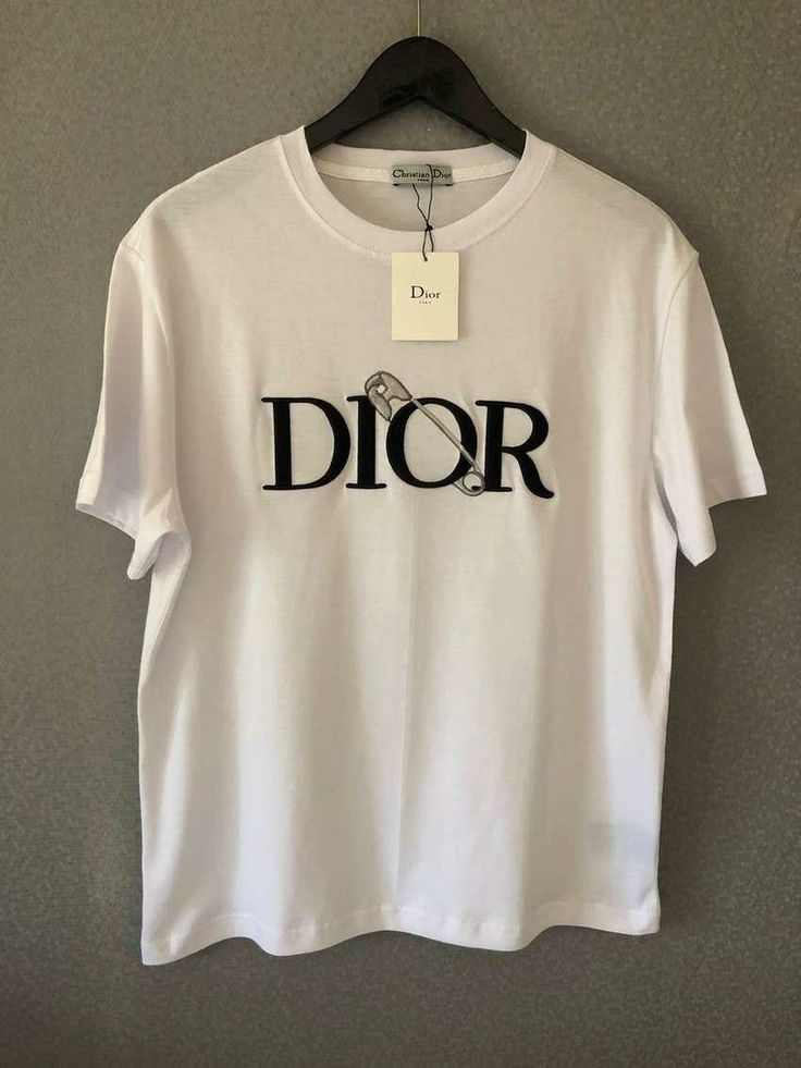 Dior Tshirt, Dior T Shirt, Shopping Luxury, Gucci T Shirt, Creative T Shirt Design, Trendy Shirt Designs, Bvlgari Bags, Designer Handbag, Fashion Group