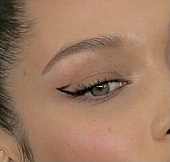 Split Eyeliner, Eyeliner Inspo Aesthetic, 90s Eyeliner, Chunky Eyeliner, Cute Eyeliner Ideas, Eyeliner For Small Eyes, Straight Eyeliner, Maquillage On Fleek, Mekap Mata