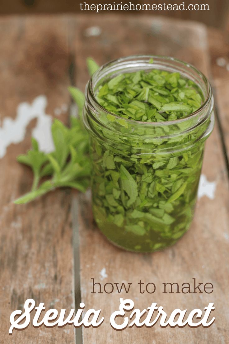 how to make stevia extract in a mason jar on a wooden table with text overlay