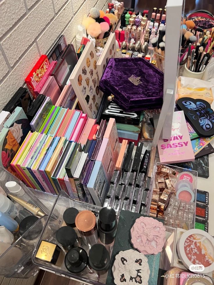 Big Makeup Collection, Make Up Collection Aesthetic, Expensive Makeup Brands, Penyimpanan Makeup, Makeup Beauty Room, Makeup Collection Goals, Expensive Makeup, Makeup Drawer Organization, Makeup Drawer