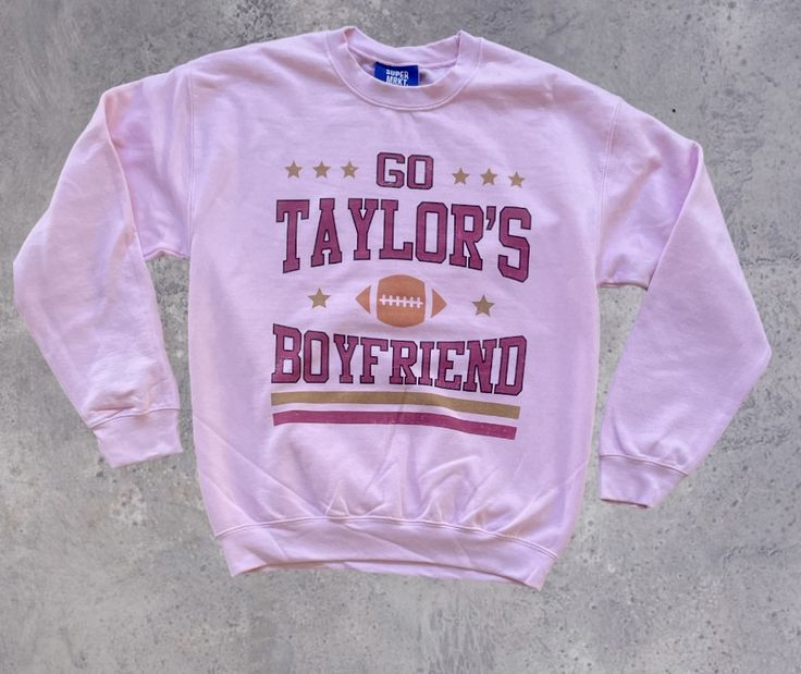 Shop our cute Go Taylor’s Boyfriend Sweatshirt! 💖🏈 #fashion #sweatshirt #football #superbowl #swiftie #smallbiz #shopsmall #womensstyle #boutique #boutiqueshopping #aesthetic #kansascitychiefs Pink Letter Print Sweatshirt For Sports Season, Pink Sweatshirt For College Sports Season, Pink Long Sleeve Sweatshirt For Game Day, Casual Pink Sweatshirt For Game Day, Pink Relaxed Fit Varsity Sweatshirt, Pink Varsity Sweatshirt For College, Pink Varsity Sweatshirt For Fall, Fall Campus Sweatshirt Pre-shrunk, Pre-shrunk Fall Campus Sweatshirt