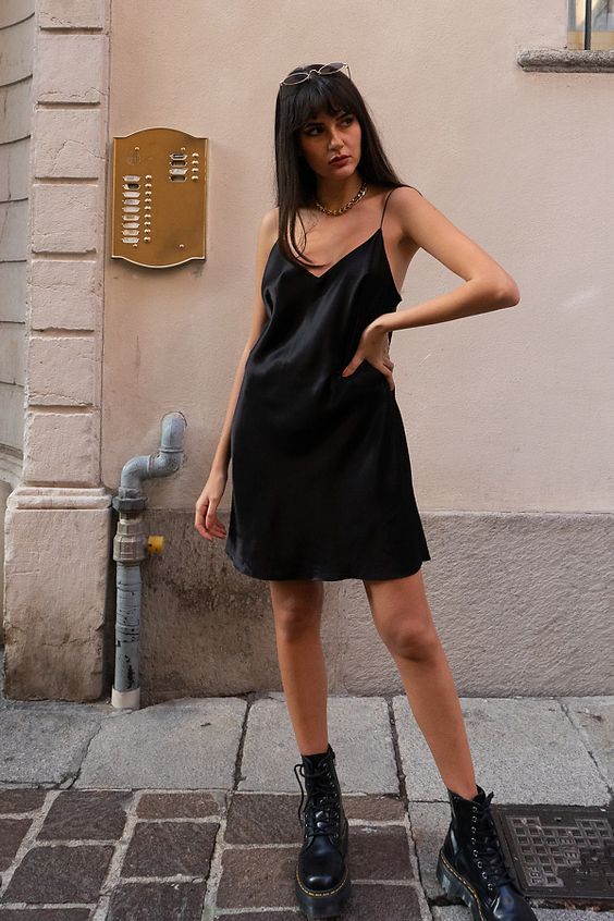 Mini Black Dress Outfits #blackdressesforwomen Mini Slip Dress Outfit, Black Mini Slip Dress, Silk Dresses Outfit, Slip Dress Outfit, Mini Dress Outfits, Black Silk Dress, Black Slip Dress, Mini Slip, Dress Silk