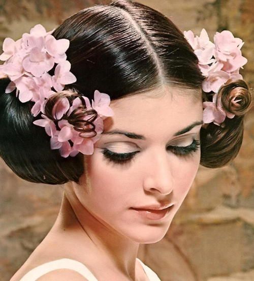 Flower Board, 5 Minute Hairstyles, Flowers In Her Hair, Retro Hair, Hairstyle Inspiration, Vintage Hair, Hair Reference, Vintage Vogue, Vintage Hairstyles