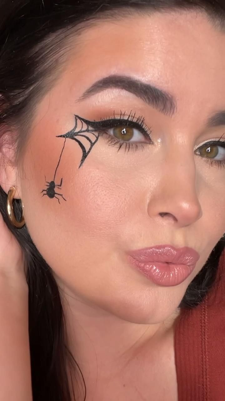 Easy Halloween Eyeliner, Hallowen Schminke, Spiderweb Eyeliner, Halloween Eyeliner, Maquillage Halloween Simple, Halloween Makeup Tutorial Easy, Halloweenský Makeup, Face Scrubs, Holloween Makeup