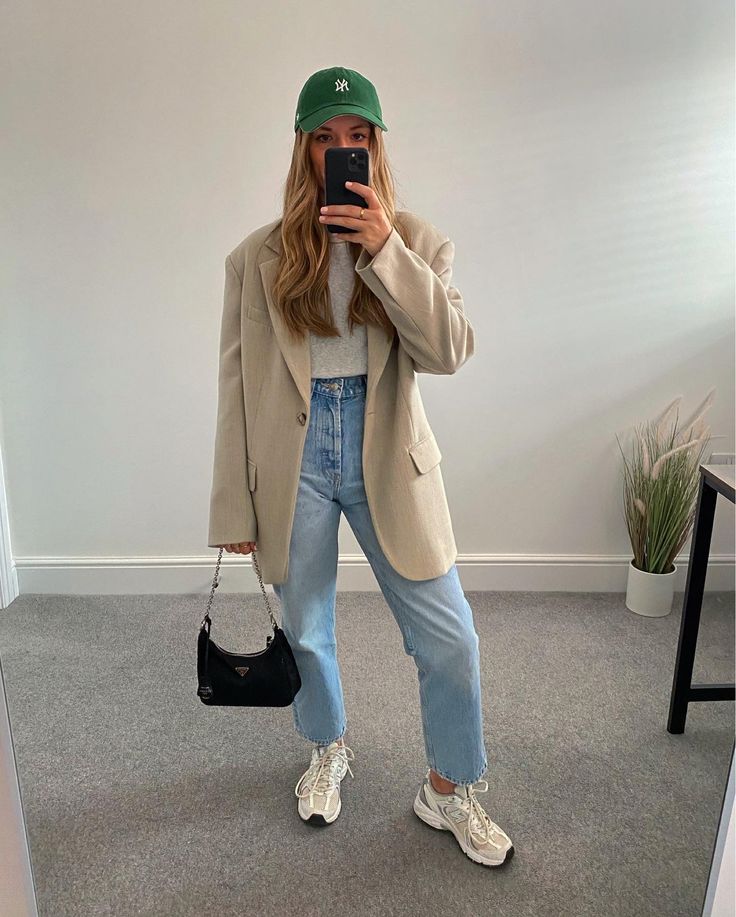 New Era Cap Outfit Woman, 1st Date Outfit Casual, Ny Cap Outfit, Cap Women Outfit, New Era Outfit, Cap Outfits For Women, Basic Ootd, 00s Mode, Fit Aesthetic