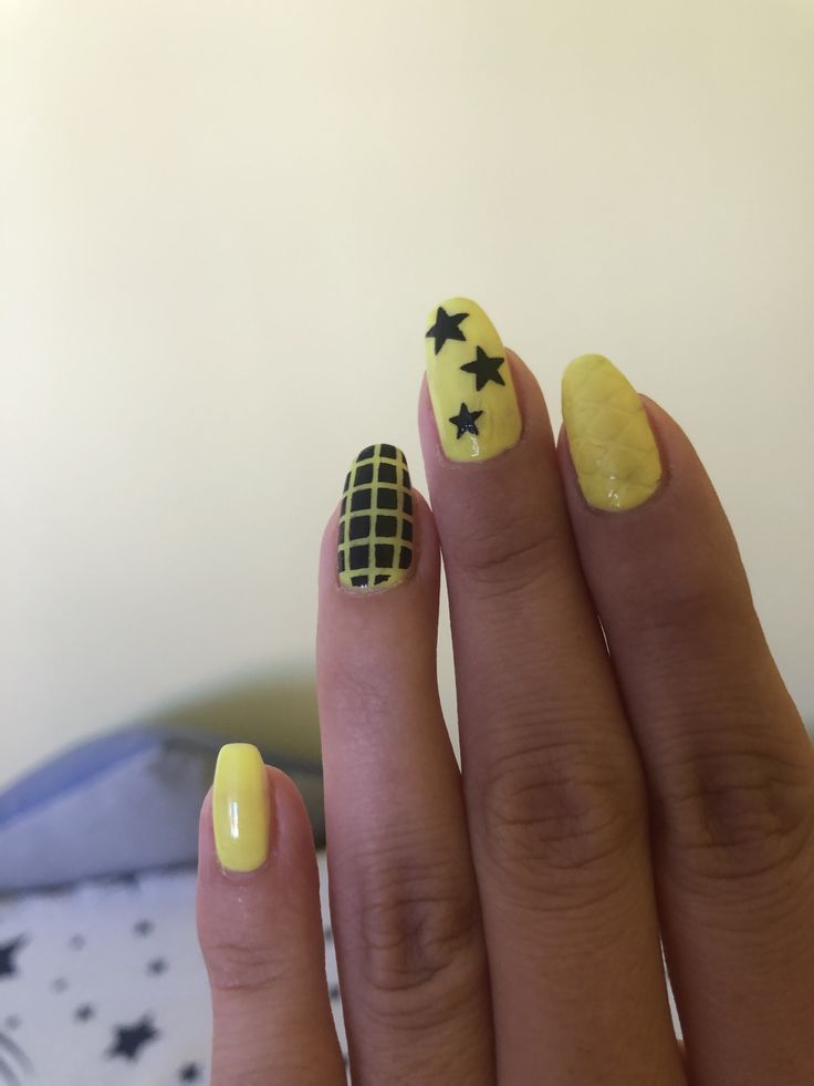 Yellow nails, stars, tecture nails Yellow Star Nails, Gracie Concert, Nails Stars, Concert Nails, Sweet Nails, Yellow Nails Design, Conan Gray Aesthetic, Yellow Star, Gray Aesthetic