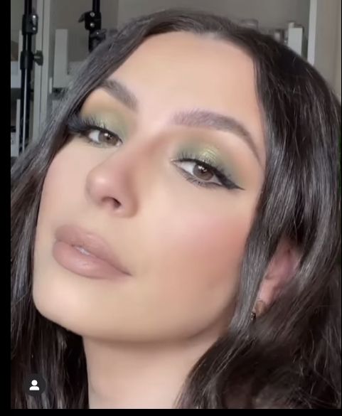 Makeup Light Green Dress, Light Green Dress Makeup Ideas, Green Gown Makeup Look, Light Green Dress Makeup, Makeup For Olive Green Dress, Light Green Makeup Looks, Olive Green Makeup Look, Olive Green Makeup, Green Makeup Look