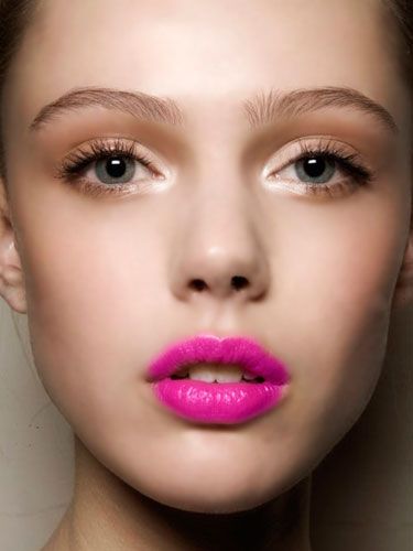 Makeup Runway, Fuchsia Lipstick, Bright Pink Lips, Frida Gustavsson, Hot Pink Lips, Bright Lips, Smink Inspiration, Makijaż Smokey Eye, Pink Lipstick