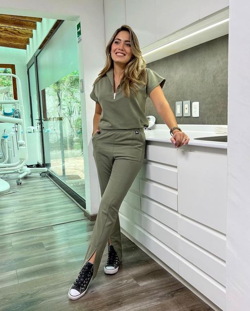 Dentist Outfit, Scrubs Uniform Fashion, Scrub Suit Design, Scrubs Uniform Cute, Doctor White Coat, Dentist Scrubs, Medical Scrubs Fashion, Beauty Uniforms, Spa Uniform