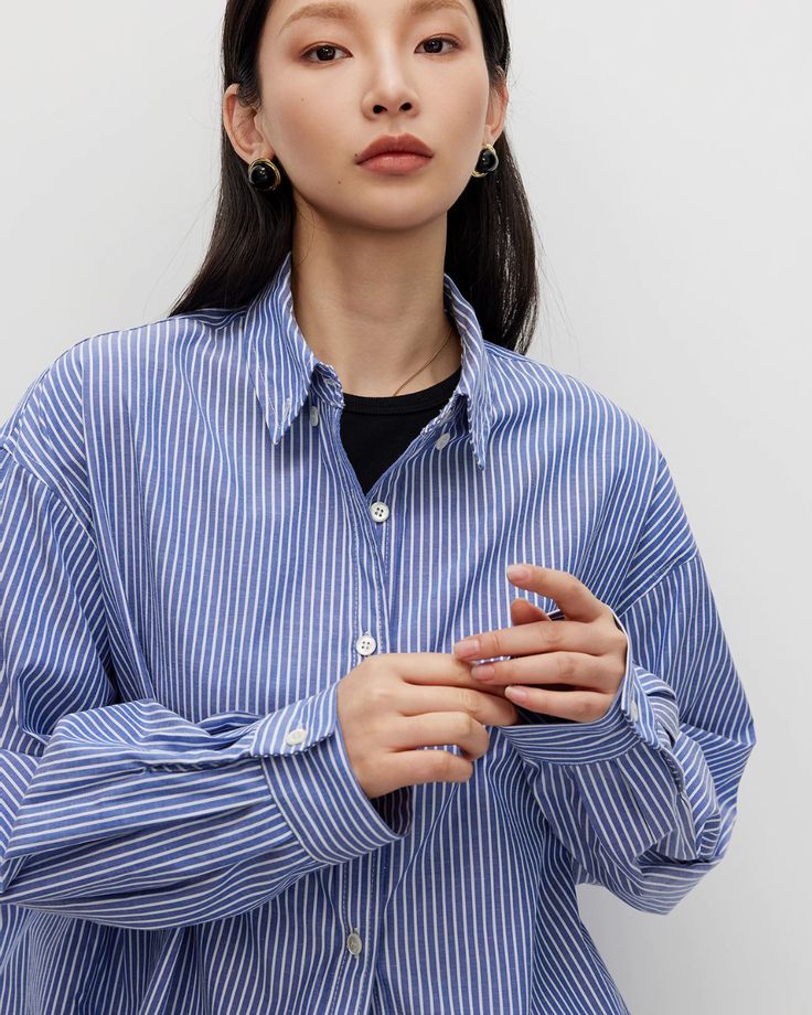 A striped shirt with a simple design and easy to use.

It is lightweight and comfortable to wear, making it stress-free to wear.

The loose silhouette instantly creates a loose look.
◾️Model
Height/Weight：170cm(66.9in)
Fitting Size：M
◾️Material
polyester　65％
cotton　35％



Size (cm)
Length
Chest
Shoulder
Sleeve Length


S
69
127
54
50.5


M
70
131
55
51.5


L
71
135
56
52.5 Blue Blouse With Striped Collar In Relaxed Fit, Blue Blouse With Striped Collar And Relaxed Fit, Spring Tops With Vertical Stripes And Shirttail Hem, Classic Relaxed Fit Blouse With Vertical Stripes, Classic Blouse With Vertical Stripes And Relaxed Fit, Oversized Pinstripe Long Sleeve Shirt, Oversized Summer Shirt With Striped Collar, Casual Tops With Vertical Stripes And Shirttail Hem, Blue Striped Long Sleeve Top