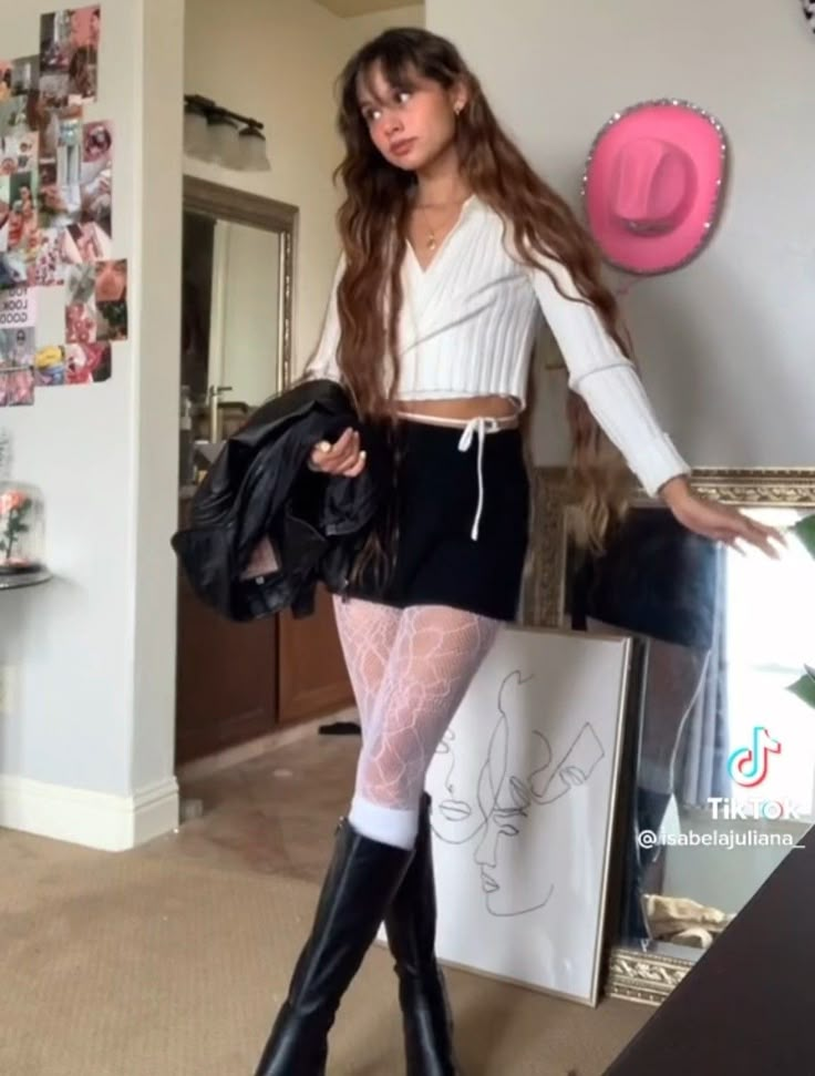 Tights And Skirt Outfit, White Tights Outfit, Boots With Socks, Fits Aesthetic, White Tights, Inspo Looks, Streetwear Fashion Women, Cute Everyday Outfits, Casual Style Outfits