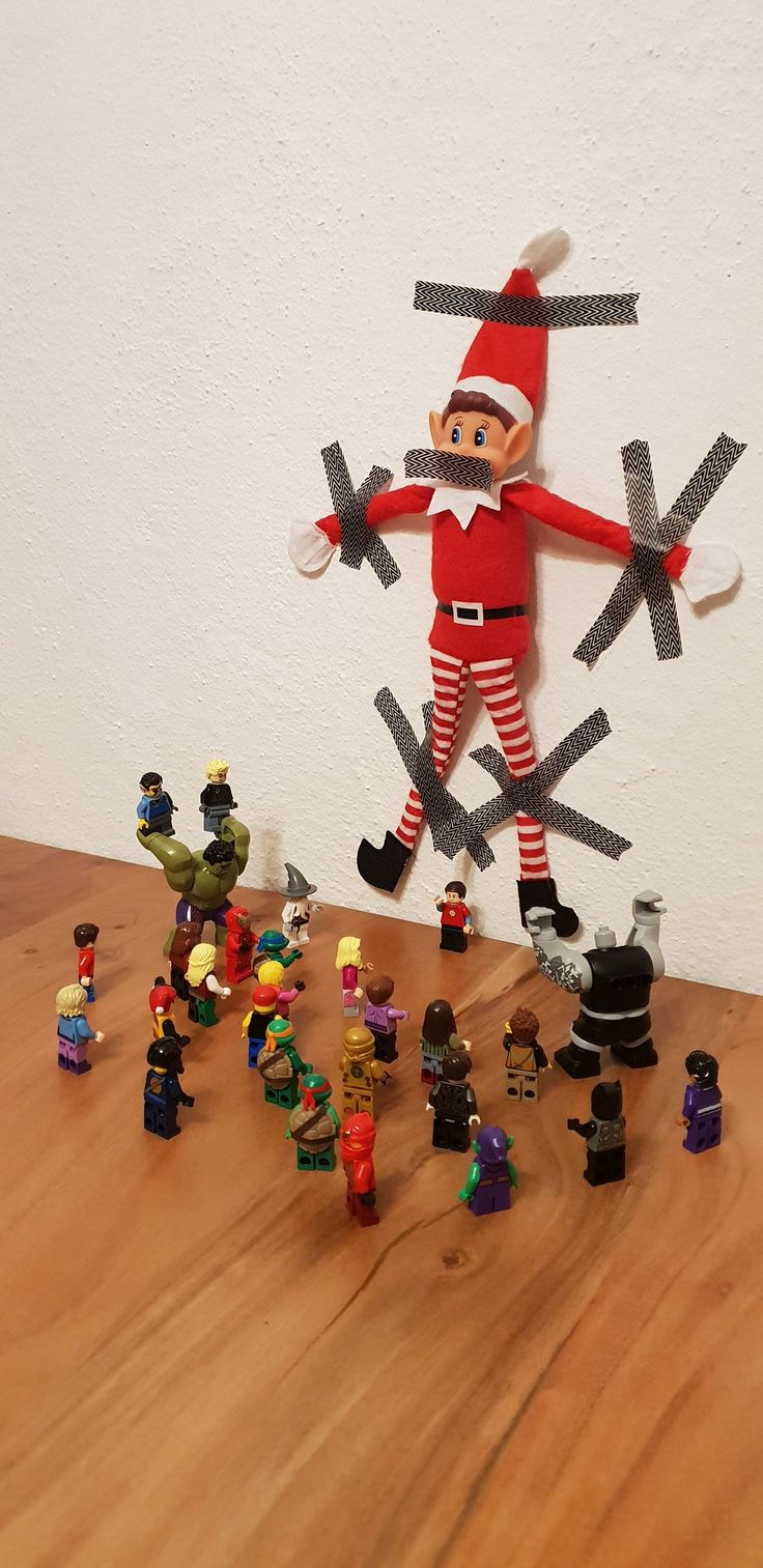 In Amerika hat ihn fast jeder, in Deutschland beginnt der Hype um Elf on the shelf, dem Elf auf dem Regal gerade erst. Was ihr darüber wissen solltet erfahrt ihr hier! Elf On Tbr Shelf Ideas, The Elf On The Shelf Ideas, Arrival Elf On The Shelf, Elf Arrival Ideas New, Elf Shelf Arrival, Wlf On The Shelf, Elf Arrival Ideas, Shelves Decor Ideas, Elf On The Shelf Pet Ideas