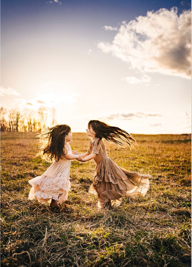 Young Sibling Photography, Sibling Photography Poses, Sibling Photo Shoots, Daughter Photo Ideas, Mommy Daughter Photos, Toddler Pictures, Sibling Pictures, Mommy And Me Photo Shoot, Sisters Photoshoot Poses