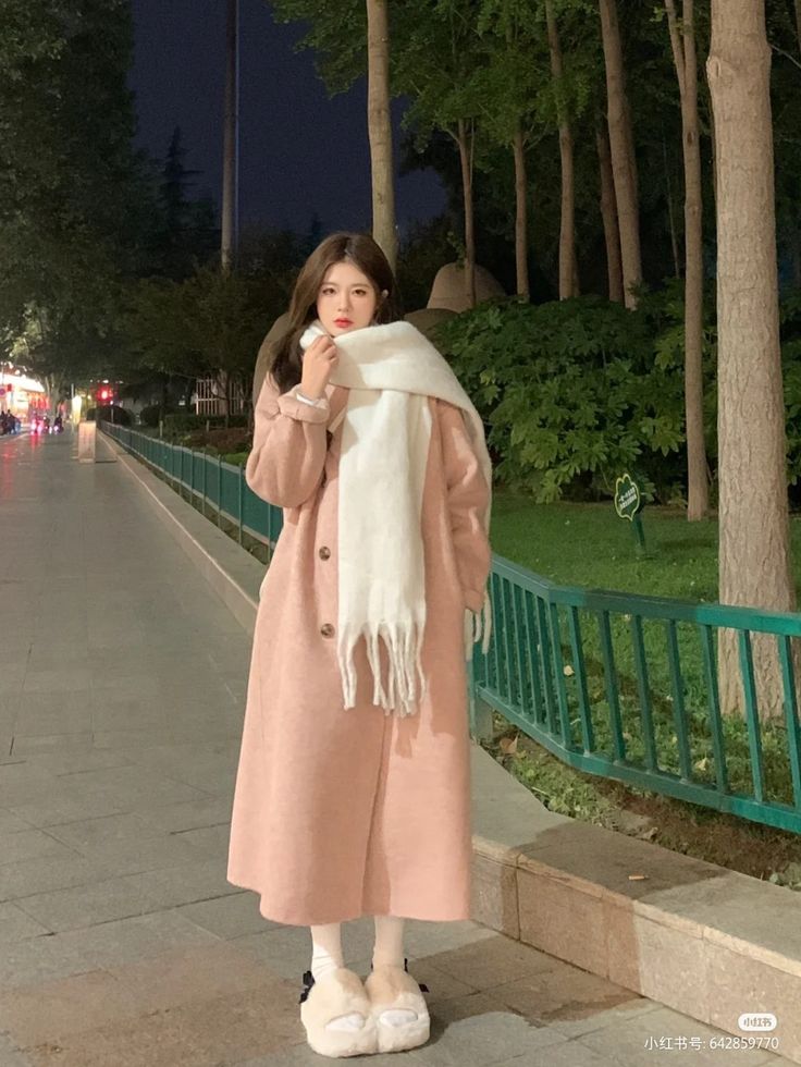 Winter Fashion Outfits Casual, Korean Casual Outfits, Pink Coat, Modest Fashion Outfits, Hijab Style, Really Cute Outfits, Girls Fashion Clothes, Korean Outfits, Casual Style Outfits