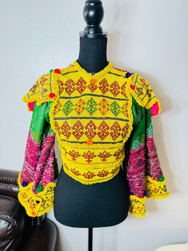 Item#CT3 Country of Origin: Afghanistan  Design: inspired by Afghan traditional dress Size:  Waist: 34 inches Chest: 34 inches Shoulder: 17 inches  Sleeves: 20 inches  This is an amazing Afghan Choli Crop Top, with vintage Beads in front. This top is Inspired by Afghan Clothing, and is an Handmade Banjara with amazing Color. You can wear it for Festivals, parties and events. Colourful Crop Top, Beaded Crop Top, Retro Festival, Afghan Clothes, Colorful Crop Tops, Vintage Crop Tops, Vintage Beads, Cropped Tops, Top Vintage