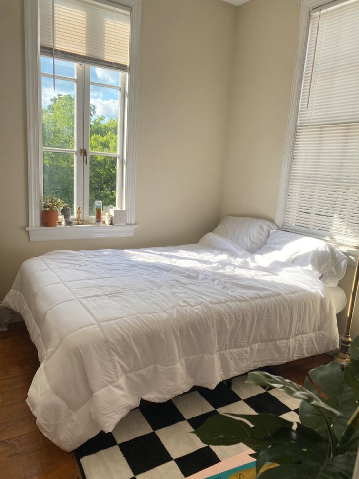 minimal bedroom decor with checkered rug and large windows open space windows Checkered Bedroom Rug, Bedroom Checkered Rug, Minimal Bedroom Decor, Checkered Floor, Minimal Bedroom, Bedroom Ceiling, Checkered Rug, House Room, Floor Rug