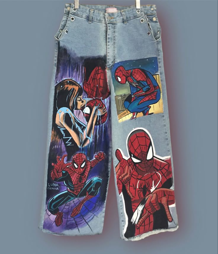 Spiderman Painted Jeans, Spider Man Jeans, Spiderman Custom, Jean Custom, Kida Disney, Spiderman Painting, Custom Jeans Diy, Spiderman Outfit, Jeans Drawing