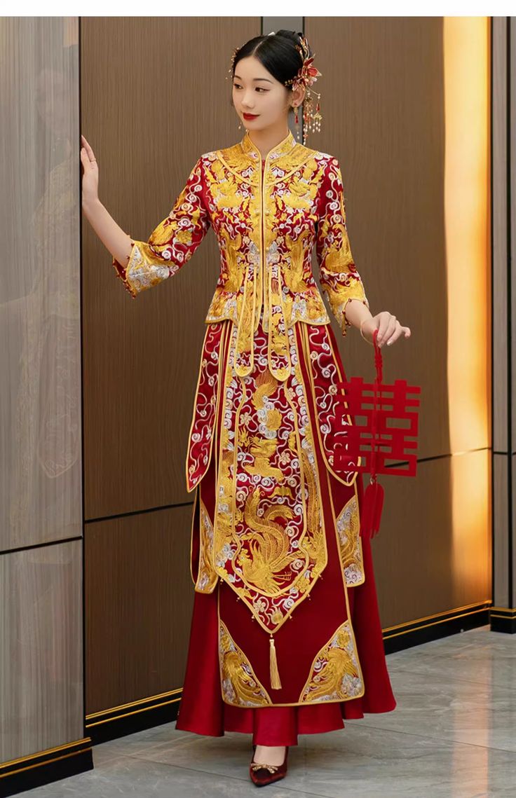 Traditional chinese wedding dress qun kwa Phoenix Embroidery, Red Bride, Qun Kwa, Traditional Chinese Wedding, Bridal Attire, Qipao Cheongsam, Wedding Essentials, Chinese Wedding, Tea Ceremony