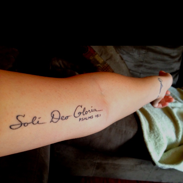 a person with a tattoo on their arm that says, so sei de colora