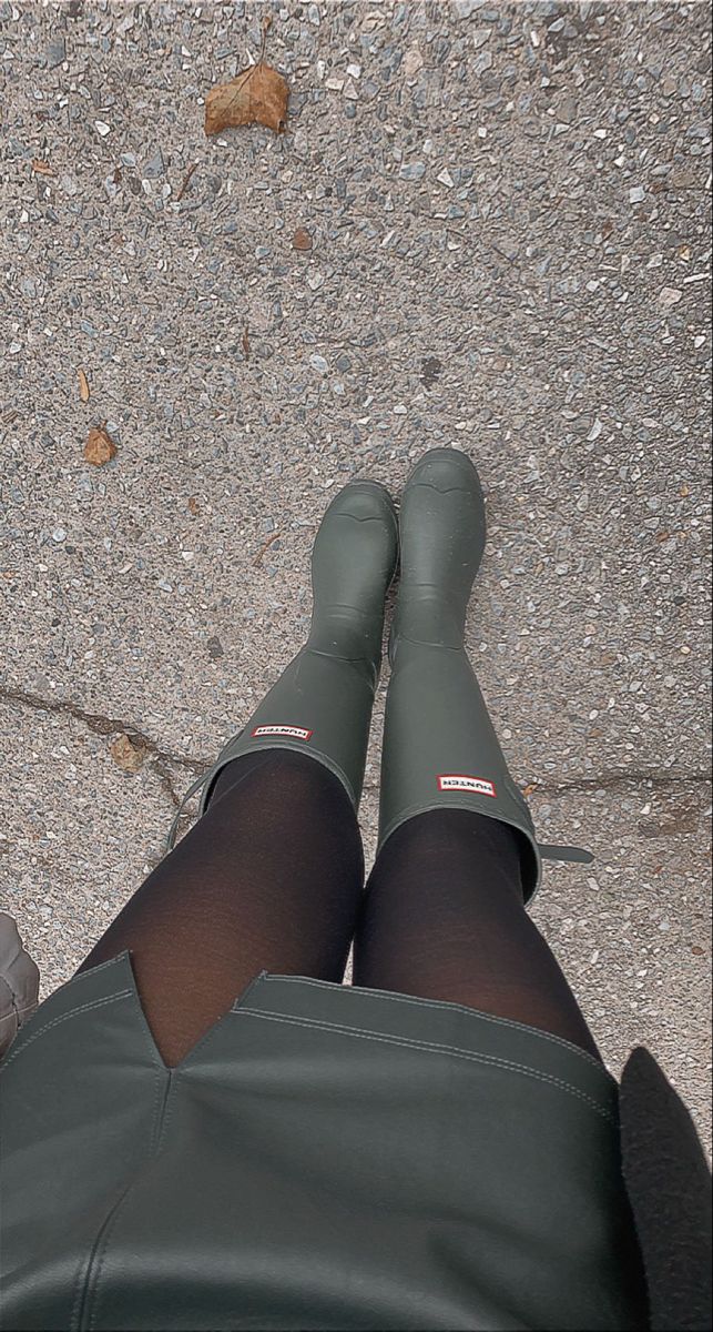 Cool Rain Boots, How To Style Rain Boots Outfits, Aesthetic Rain Boots, Knee High Rain Boots Outfit, Hunter Boots Outfit Summer, Blue Rain Boots Outfit, Chill Rainy Day Outfit, Rainboots Outfit Fall, Wellies Aesthetic