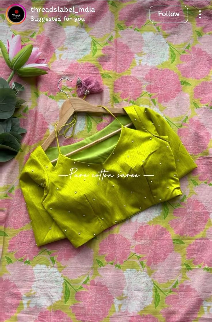 Blouse Designs For Front Neck, Single Color Blouse Designs, Lucknowi Blouse Designs, Fancy Sleeves Design For Kurtis, Back Hook Blouse Neck Designs, New Fancy Blouse Design, Blouse Designs Latest Front Neck, Front Neck Designs For Blouse, Plain Blouse Designs Latest