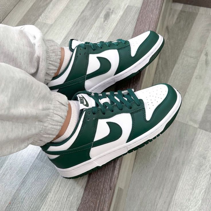 Air Jordans Women Outfit Style, Air Jordans Women Outfit, Nike Dunk Low Outfit Woman, Air Jordan 1 Low Green, Dunk Low Outfit Women, Nike Dunk Low Outfit, Panda Shoes, Jordan 1 Low Green, Dunks Outfit