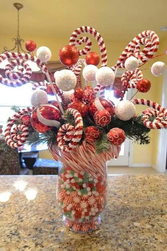 Christmas Table Decorations Centerpiece, Diy Christmas Table, Centerpieces Ideas, Centerpiece Christmas, Peppermint Christmas, Christmas Table Centerpieces, Christmas Themes Decorations, Office Christmas, Diy Centerpieces