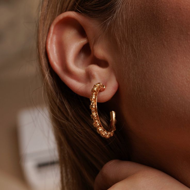 One of the most iconic DelBrenna designs goes bigger and bolder with these versatile large gold hoop earrings. Their intricate design is comfortable and light without giving up even an ounce of beauty and style. These gold hoops feature our Links 3mm chain, which you can match with any other pieces in the Links collection for a polished look or pair with another Iconic DelBrenna gold chain for variety. Details: Made in Italy, Handmade Italian Jewelry Material: 925 Sterling Silver Finish: 24k Yel Large Gold Hoop Earrings, Italian Jewelry, Earrings In Gold, Large Hoop Earrings, Gold Hoops, Matching Necklaces, Classic Beauty, Intricate Design, Gold Hoop