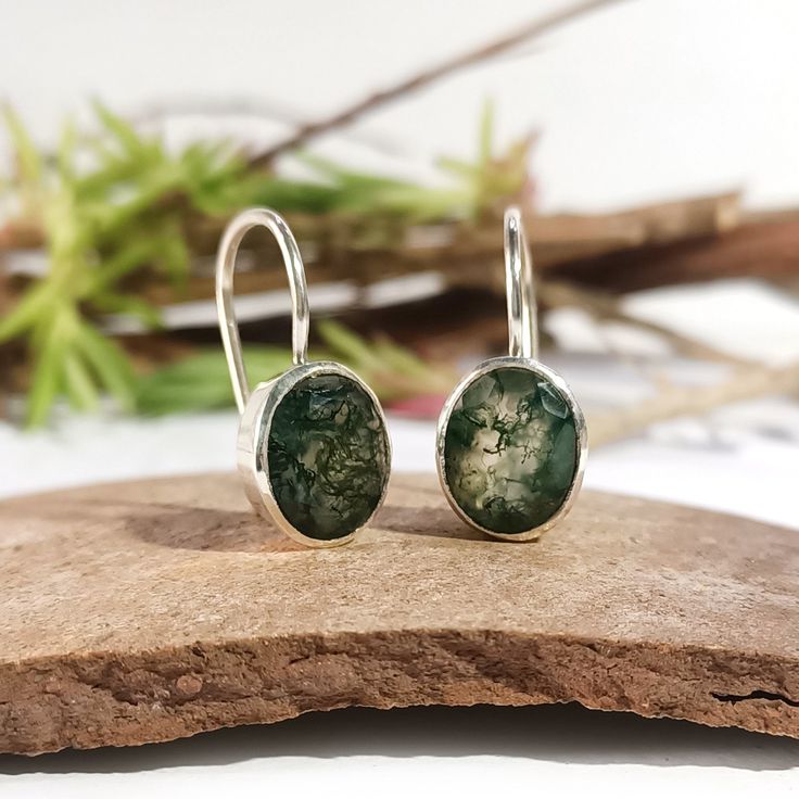 Moss Agate Jewelry, How To Wear Rings, Moss Agate Stone, Green Moss Agate, Agate Earrings, Agate Jewelry, Earrings Green, Oval Stone, Silver Earring