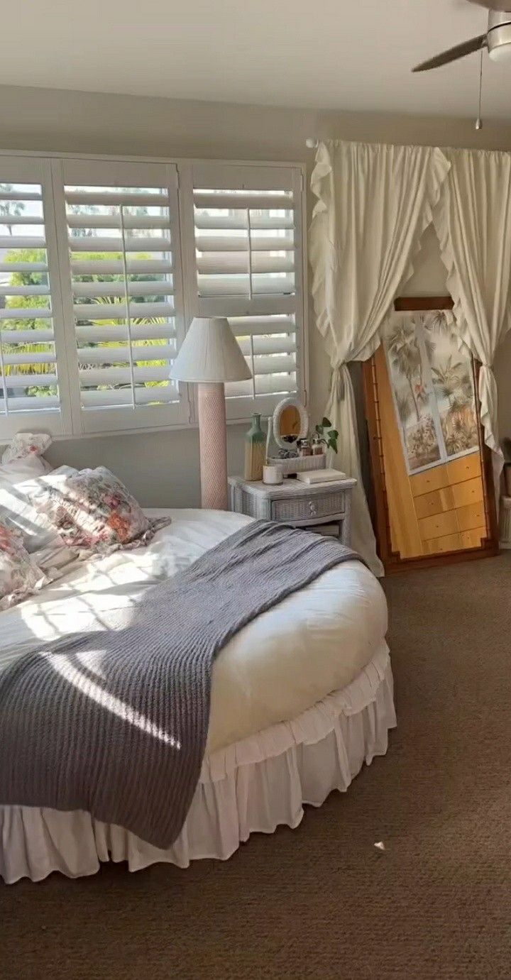 Round bed, bedroom, cottage core, vintage, retro, coastal, mirror, clean girl aesthetic, frills, lace, pink, canopy, princess bedroom, granny core Circle Bed Bedroom, Round Bed Aesthetic, Circle Bed Aesthetic, Costal Bedroom, Bed Inspo, Circle Bed, Princess Room Decor, Round Bed, Coquette Core