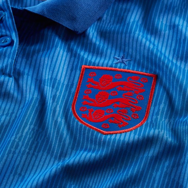 Nike 2020-21 England WOMENS Away Jersey - Blue-Red The England Stadium Away Jersey channels team pride on highly breathable fabric to help keep you cool and dry on the field or in the stands. A classic polo design is amped up with a '90s-inspired distorted Three Lions graphic that embodies the energy of England's next generation. This product is made with at least 75% recycled polyester. Nike Breathe fabric helps you stay dry and cool. Dri-FIT technology helps keep you dry and comfortable. Disto Blue Polo Shirt For Sports Events, Blue Polo Shirt With Team Name For Sports Events, Blue Sporty Polo Shirt With Team Logo, Blue Polo Shirt For Team Events, Team Spirit Blue Polo Shirt For Team Events, Blue Polo Shirt For Sports Season, Sporty Blue Polo Shirt For Sports Season, Blue Sporty Polo Shirt For Sports Season, Three Lions