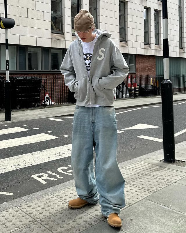 go on my tik tok:0verl00ked #outfit #streetwearoutfitsmen #baggyy2k #outfitinspo #streetwear #fashion #baggy Baggy Male Outfits, 90s Guys Outfits, Baggie Jeans Outfit, Baggie Jeans, Baggy Jeans Outfits, Streetwear Outfit Men, Mens Fashion Aesthetic, Boy Streetwear, Sweater Outfits Men