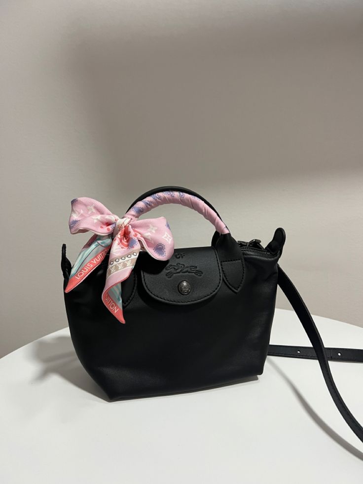 Longchamp leather black bag with a pink Louis Vuitton twilly scarf tied on the handle. Personalized leather monogram initials. Le Pliage Longchamp Outfit, Longchamp Xs, Longchamp Le Pliage Black, Longchamp Le Pliage Outfit, Longchamp Bag, Luxury Bags Collection, Bag Obsession, Girly Bags, What In My Bag