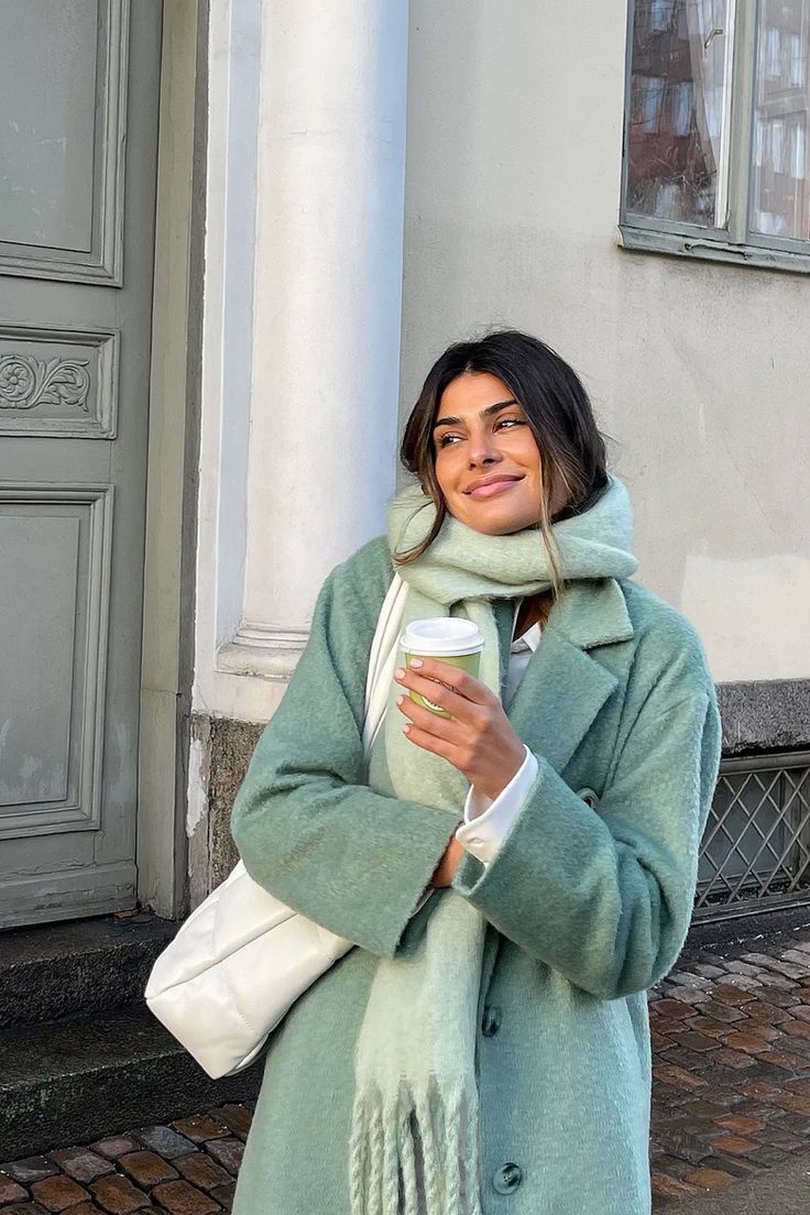 Scandinavian outfit neutals pastels scandi streetstyle mint coat scarf Green Scarf Outfit, Green Coat Outfit, Mint Green Outfits, Scandinavian Outfit, Mint Outfit, Mantel Outfit, Pastel Scarf, Outfits Pastel, Winter Mode Outfits